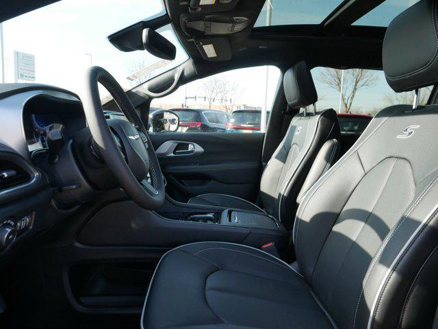 new 2025 Chrysler Pacifica car, priced at $47,864