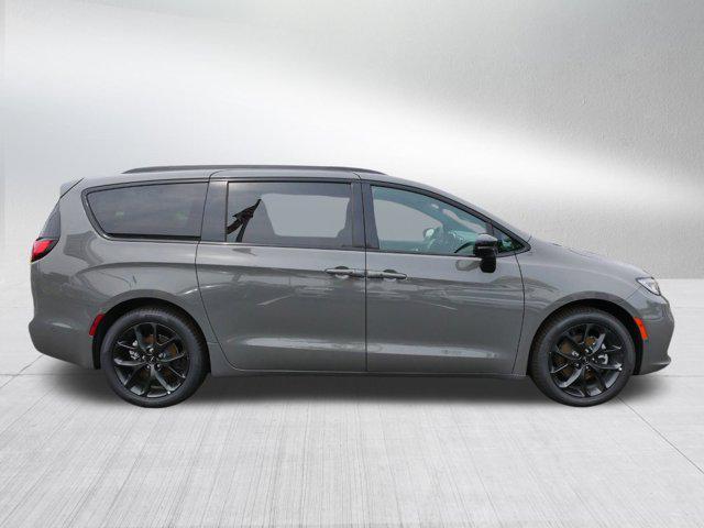 new 2024 Chrysler Pacifica car, priced at $42,688