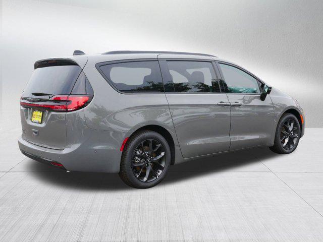 new 2024 Chrysler Pacifica car, priced at $42,688