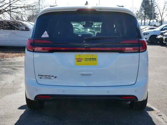 new 2024 Chrysler Pacifica car, priced at $41,578