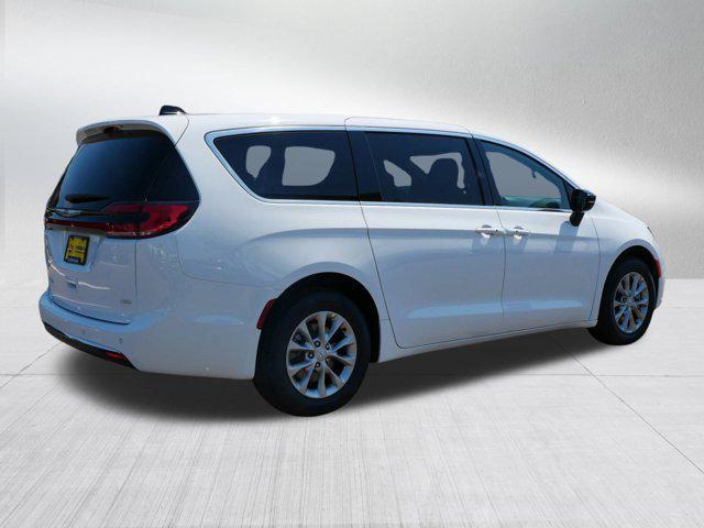 new 2025 Chrysler Pacifica car, priced at $43,618