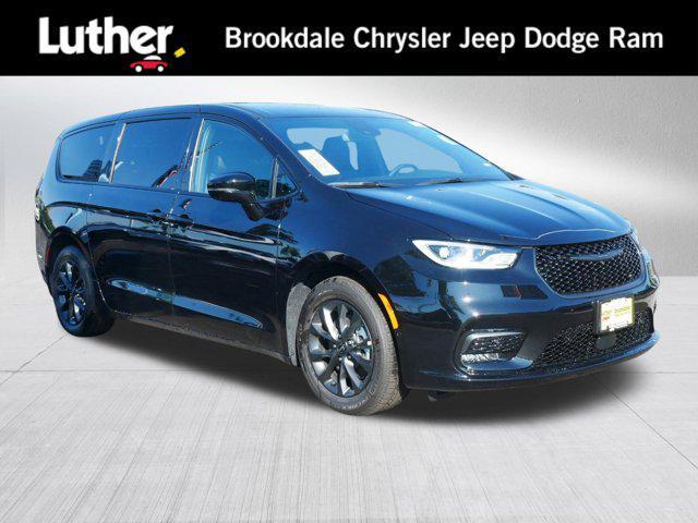 new 2024 Chrysler Pacifica Hybrid car, priced at $42,361