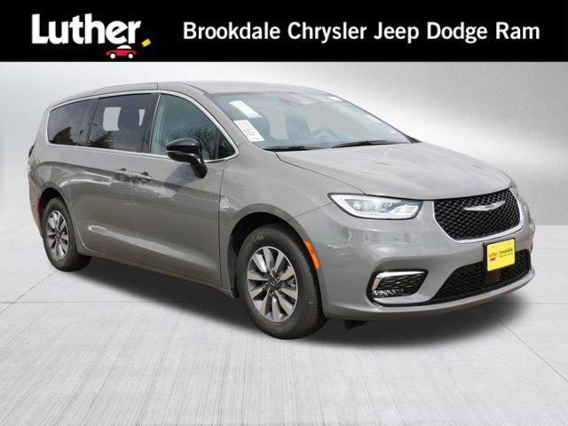 new 2025 Chrysler Pacifica Hybrid car, priced at $45,044