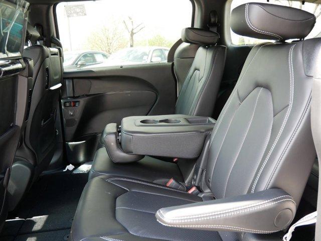 new 2024 Chrysler Pacifica car, priced at $45,258