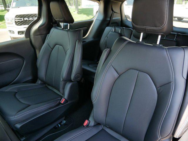 new 2025 Chrysler Pacifica Hybrid car, priced at $37,261