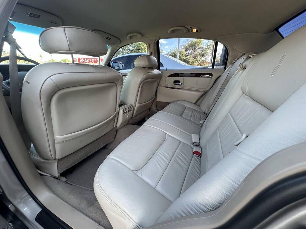 used 2000 Lincoln Town Car car, priced at $11,998
