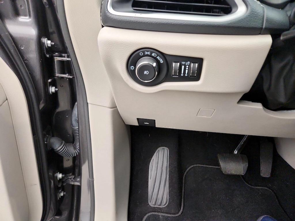 used 2021 Chrysler Pacifica car, priced at $30,998