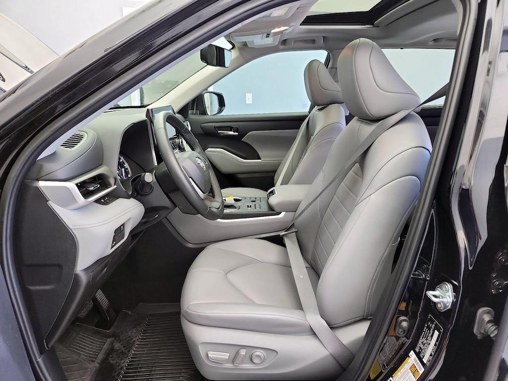 used 2024 Toyota Highlander car, priced at $44,998