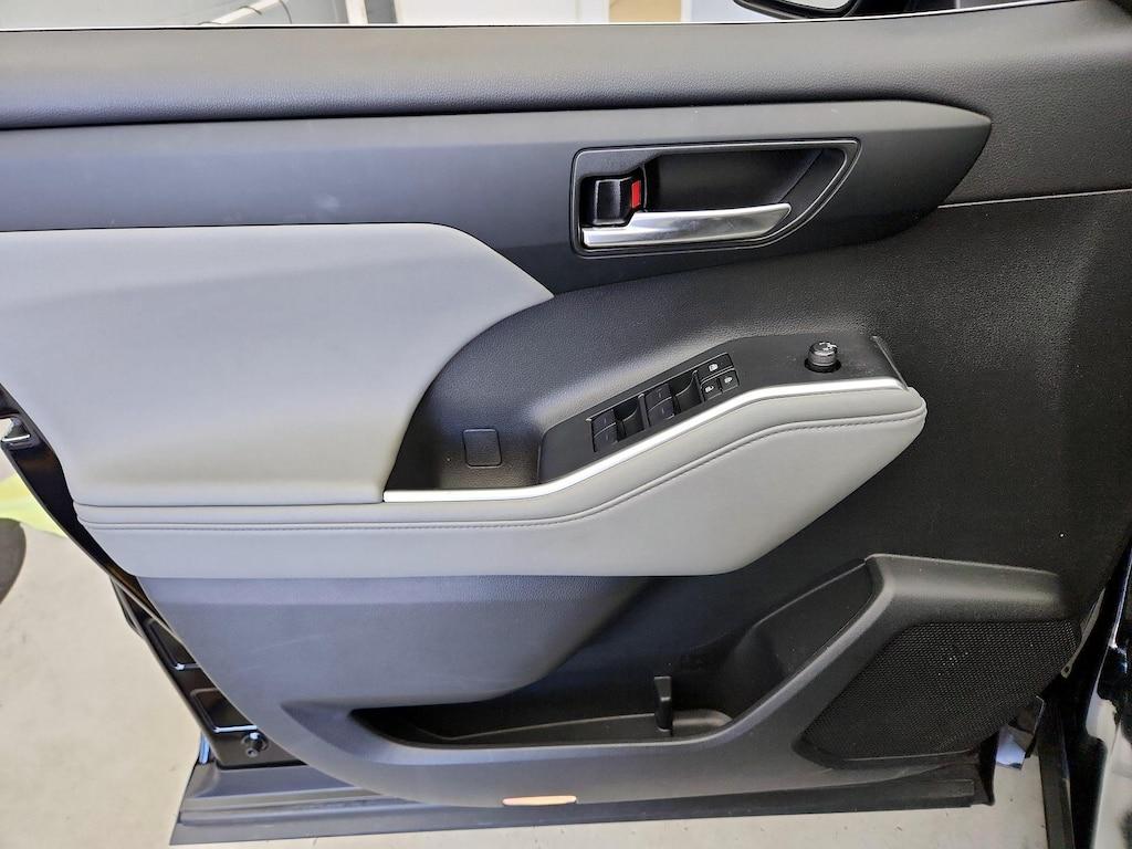 used 2024 Toyota Highlander car, priced at $44,998