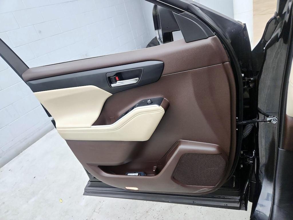used 2021 Toyota Highlander Hybrid car, priced at $39,998