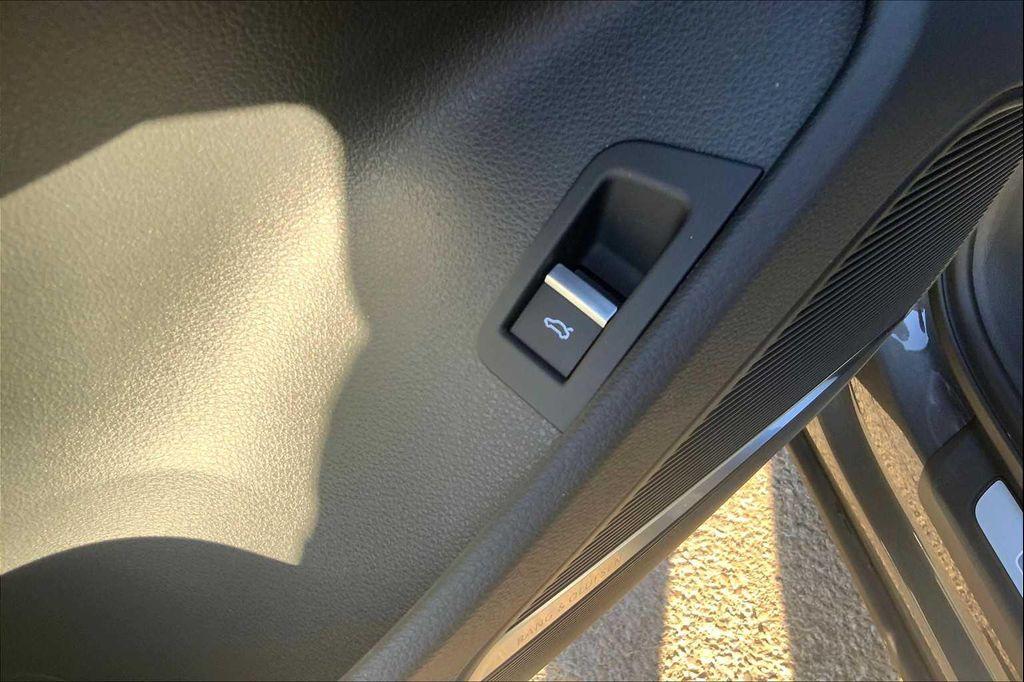 new 2025 Audi Q7 car, priced at $76,260