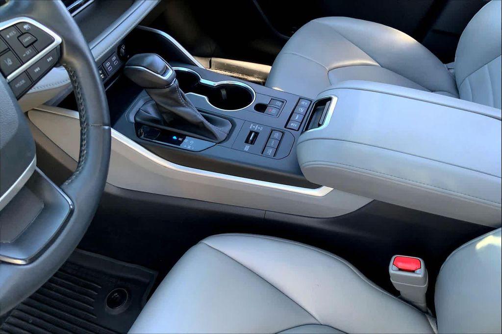 used 2022 Toyota Highlander car, priced at $35,760