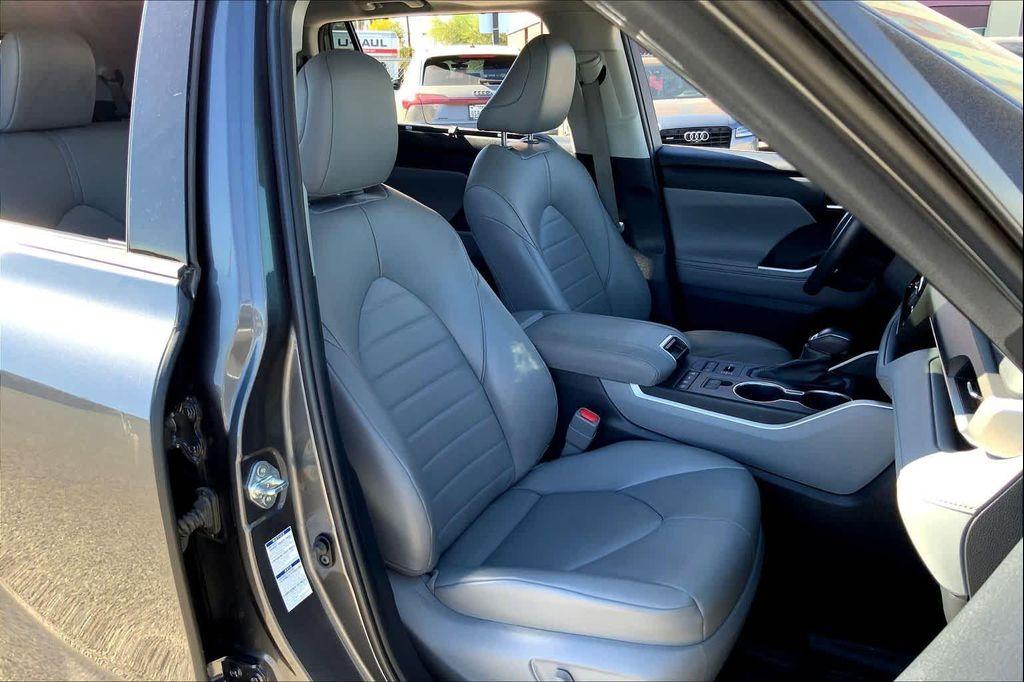 used 2022 Toyota Highlander car, priced at $35,760