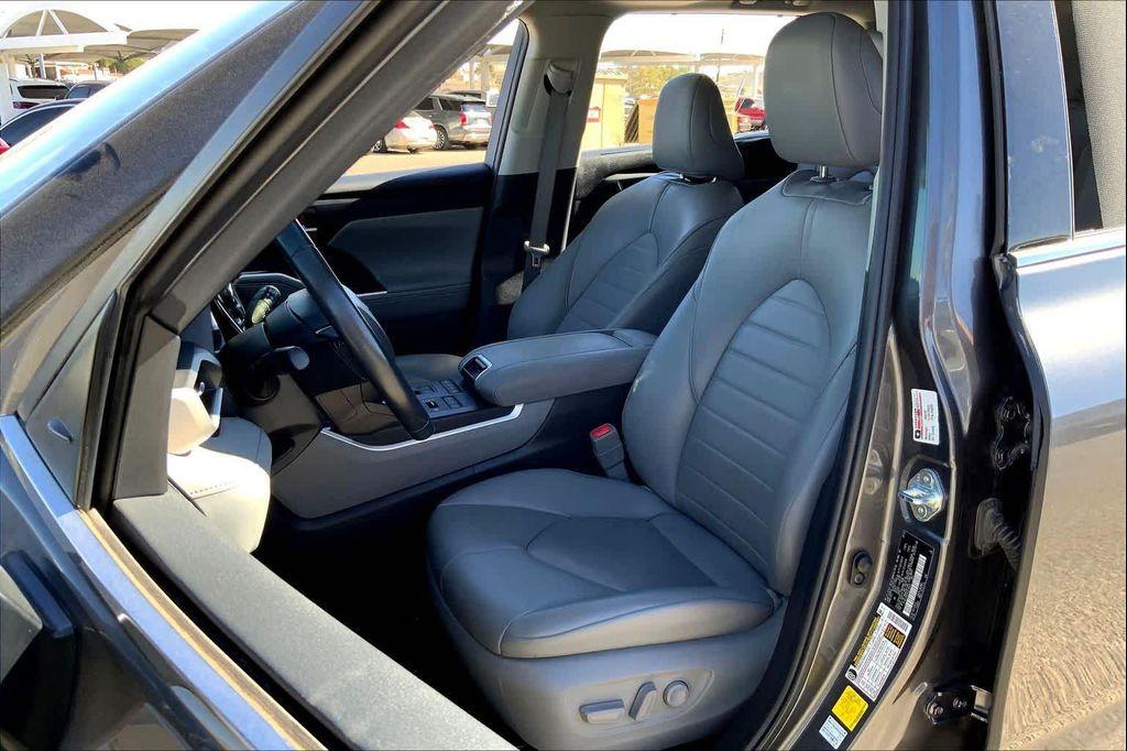 used 2022 Toyota Highlander car, priced at $35,760