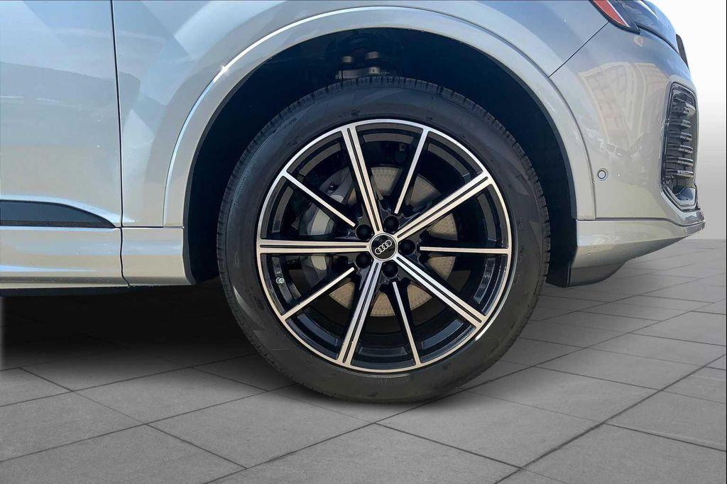new 2025 Audi Q7 car, priced at $66,937