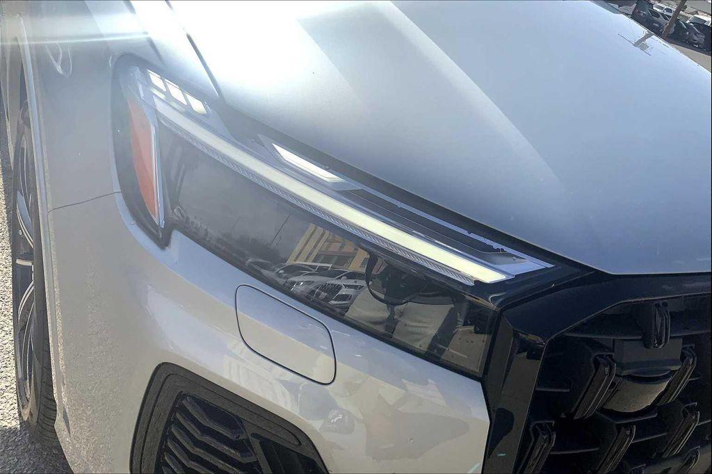 new 2025 Audi Q7 car, priced at $66,937