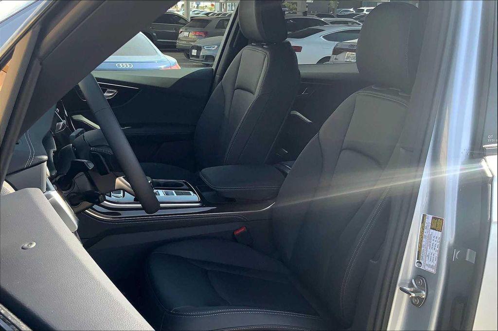 new 2025 Audi Q7 car, priced at $66,937