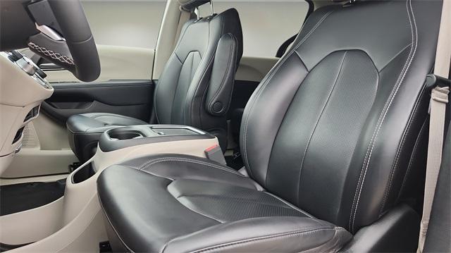 used 2023 Chrysler Pacifica Hybrid car, priced at $25,491