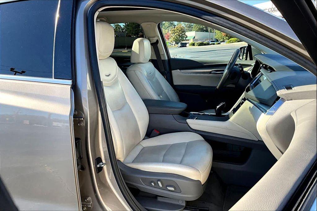 used 2022 Cadillac XT5 car, priced at $25,298
