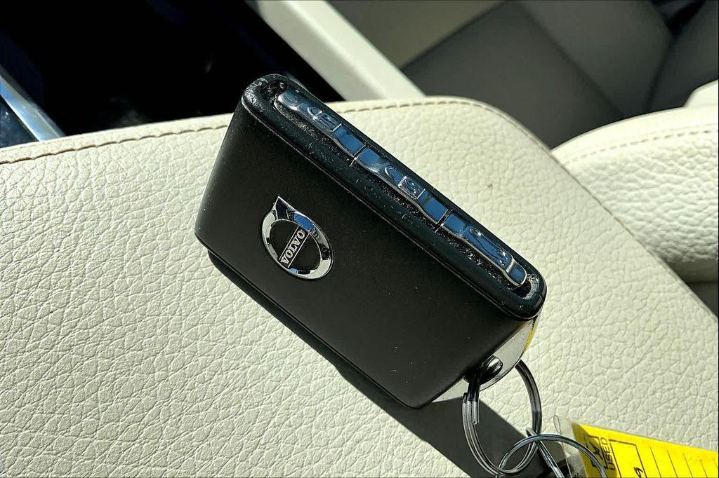 used 2021 Volvo XC60 car, priced at $23,998