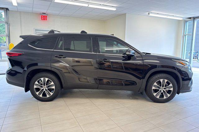 used 2020 Toyota Highlander car, priced at $28,897