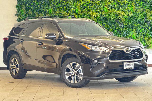 used 2020 Toyota Highlander car, priced at $28,897