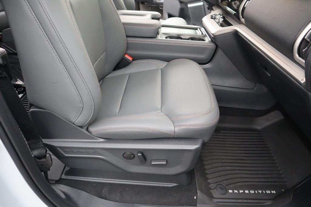 new 2025 Ford Expedition car, priced at $70,010