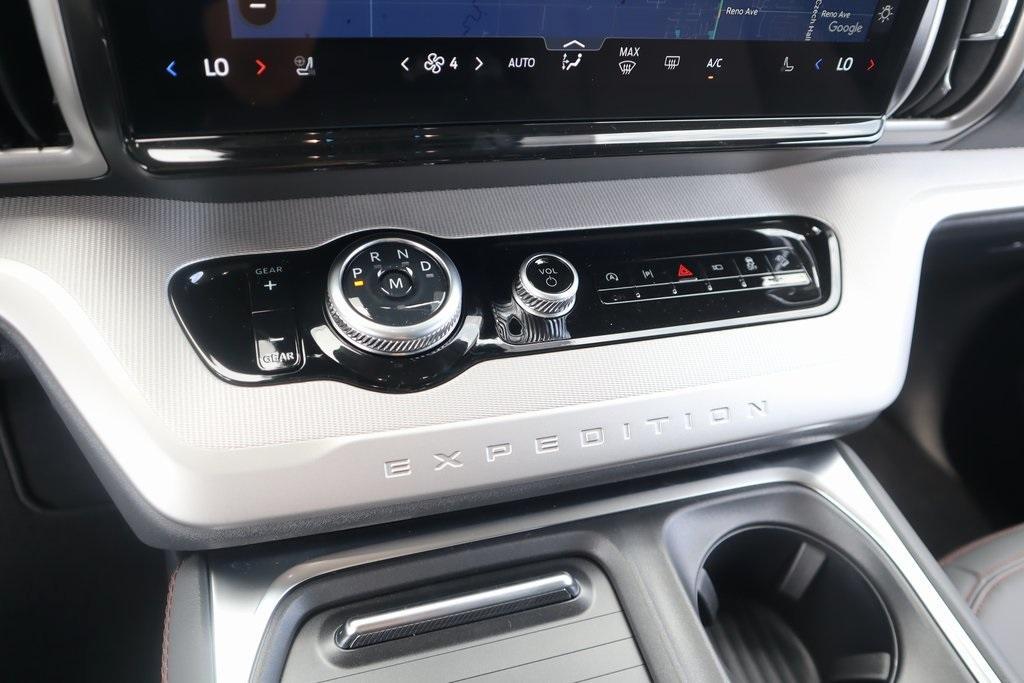 new 2025 Ford Expedition car, priced at $70,320