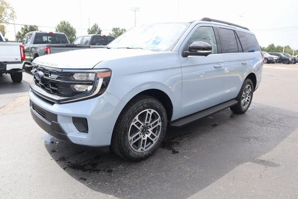 new 2025 Ford Expedition car, priced at $70,320