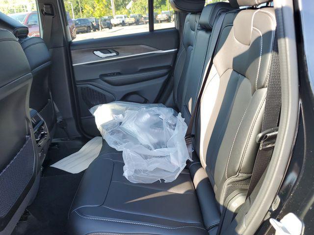 new 2025 Jeep Grand Cherokee car, priced at $43,995