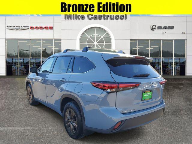 used 2022 Toyota Highlander Hybrid car, priced at $36,223