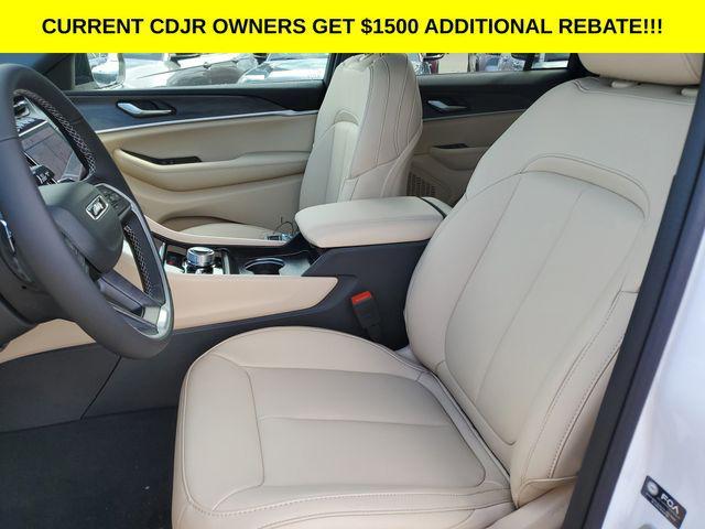 new 2025 Jeep Grand Cherokee car, priced at $40,995