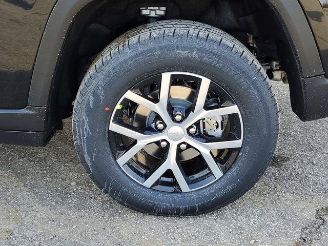 new 2025 Jeep Grand Cherokee car, priced at $43,995