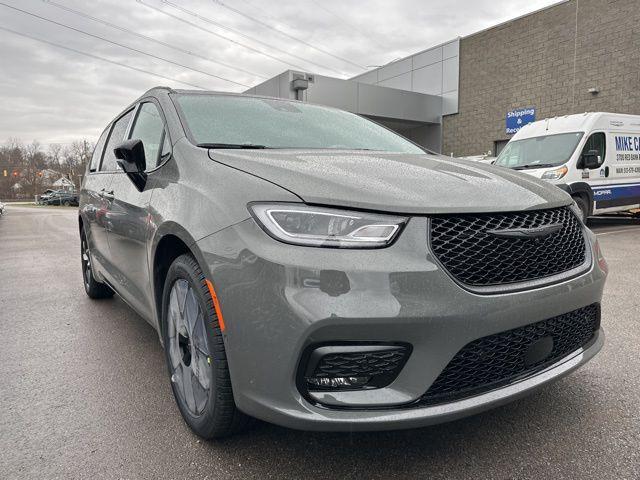 new 2025 Chrysler Pacifica car, priced at $46,995