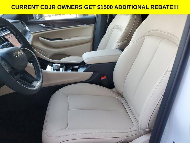 new 2025 Jeep Grand Cherokee car, priced at $40,995