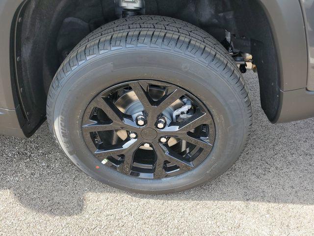 new 2025 Jeep Grand Cherokee car, priced at $40,995