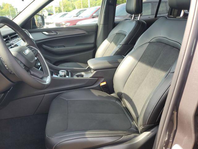 new 2025 Jeep Grand Cherokee car, priced at $40,995