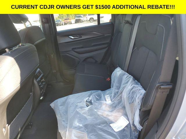 new 2025 Jeep Grand Cherokee car, priced at $37,995