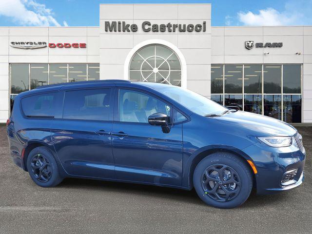 new 2025 Chrysler Pacifica Hybrid car, priced at $51,995