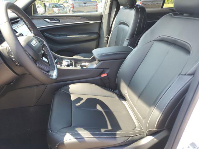 new 2025 Jeep Grand Cherokee car, priced at $40,995