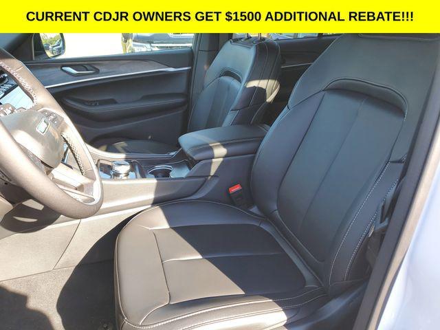 new 2025 Jeep Grand Cherokee car, priced at $43,995