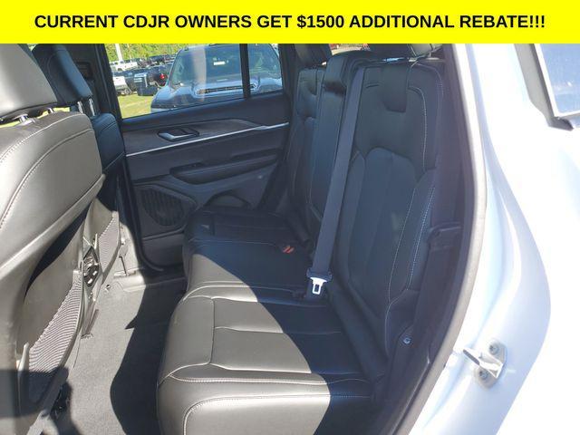 new 2025 Jeep Grand Cherokee car, priced at $43,995