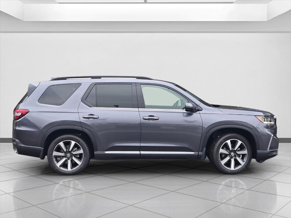 new 2025 Honda Pilot car, priced at $50,690