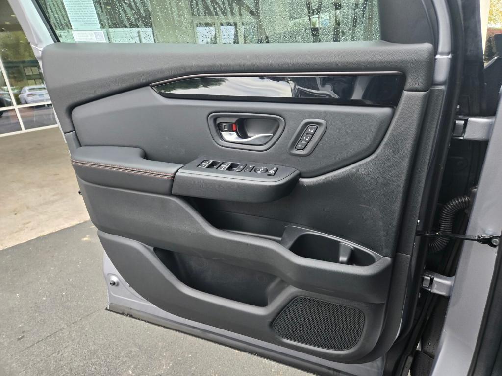 new 2025 Honda Pilot car, priced at $53,070