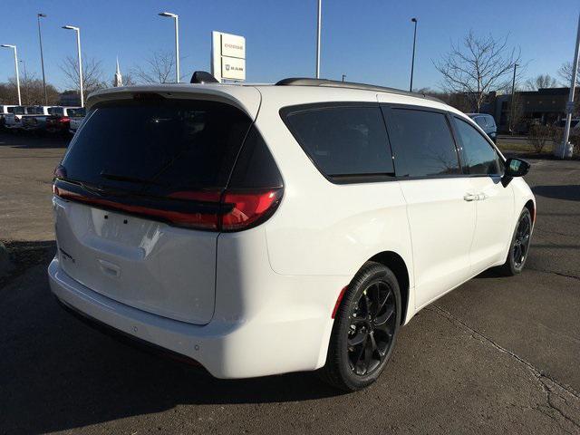 new 2024 Chrysler Pacifica car, priced at $43,917