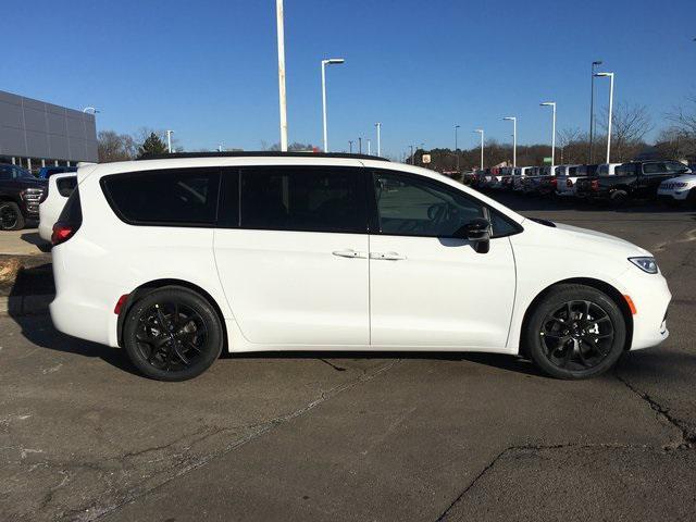 new 2024 Chrysler Pacifica car, priced at $43,917