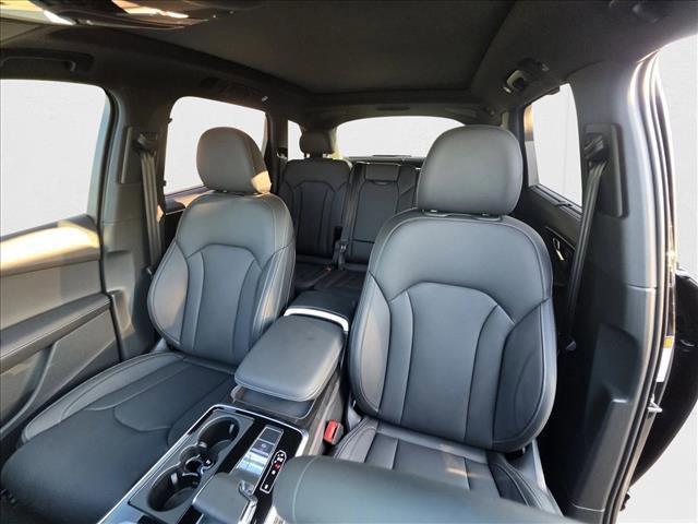 new 2025 Audi Q7 car, priced at $74,066