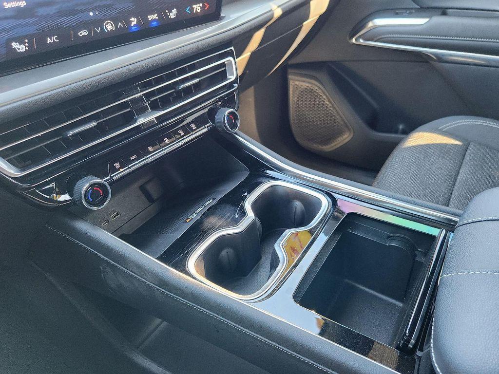 used 2024 Chevrolet Traverse car, priced at $34,995