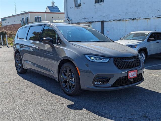 new 2024 Chrysler Pacifica car, priced at $39,235