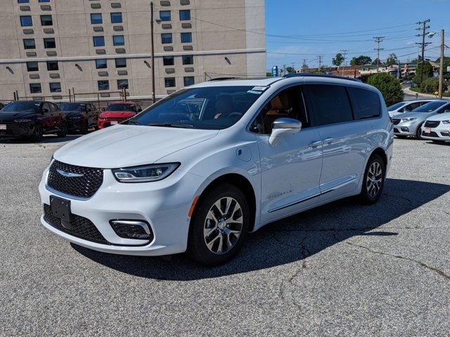 new 2024 Chrysler Pacifica Hybrid car